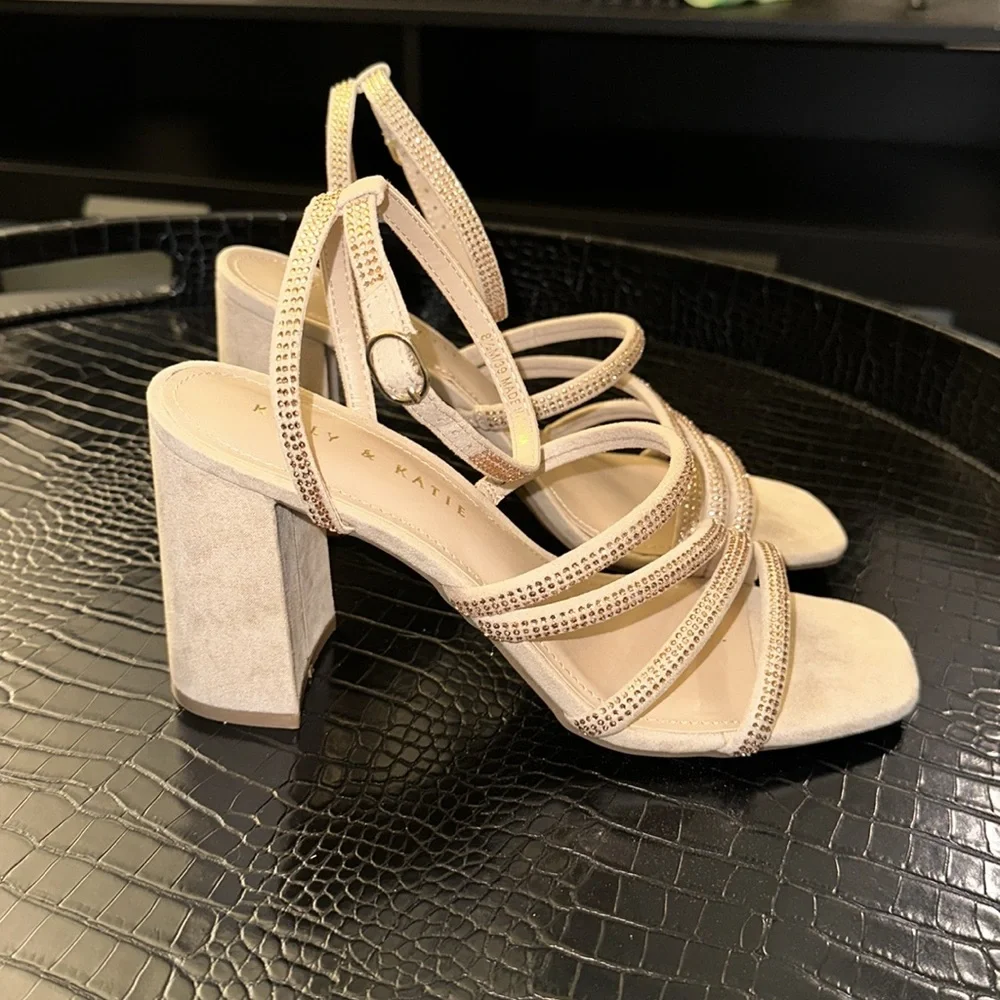 Kelly & Katie Cadene Sandals - Picture 5 of 10